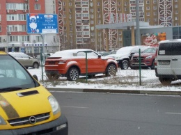 Картина маслом: новейший кабриолет Range Rover на заснеженной парковке в Киеве