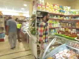 Протухшая колбаса и рассол с фекалиями: Ревизора под Одессой шокировал супермаркет (ВИДЕО)