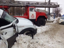В Сумах ДТП: на Харьковской столкнулись Chevrolet Niva и пожарная машина (ФОТО)