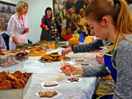 "Кулинарная сотня Херсонщины" приготовила 1,5 тысячи пряников для детей из Станицы Луганской (фото)