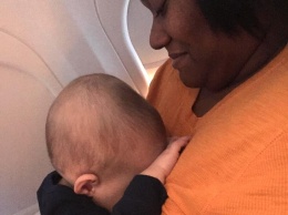 Капризный малыш уткнулся в грудь незнакомой женщины на самолете. И этот снимок взорвал Сеть!