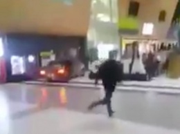 Езда пьяного водителя "Лады" по терминалу аэропорта Казани попала на видео