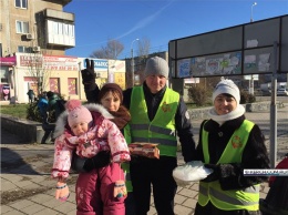 В Керчи еще одни волонтеры кормят бездомных