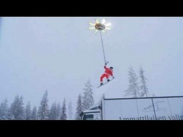 Современный Санта-Клаус: сноуборд и дрон вместо оленей