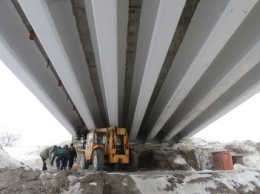 В Бахмутском районе продолжается реконструкция моста