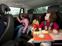 Ребенок в автомобиле: чем можно его занять