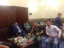Украинские "радикалы" пытаются попасть в кабинет Шокина
