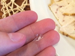 В Нижнем Новгороде в одном из кафе посетительница обнаружила в салате кусок стекла