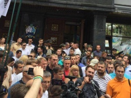 В поддержку Лозового под зданием ГПУ пикетировали несколько тысяч человек