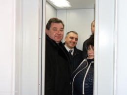 Сенкевич с Копейкой провели испытание нового лифта в многоэтажке Николаева