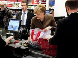 "Показушничать не умеет": в соцети высмеяли Меркель с ее рождественскими покупками