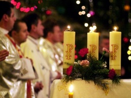 У католиков и протестантов - Сочельник, в полночь начинают праздновать Рождество