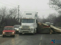 В районе Новопавловки из прицепа грузовика вывалились стройматериалы на легковушку (ФОТО, ВИДЕО)