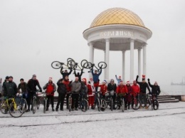 Клуб любителей велоспорта Бердянска организовали Новогодний велопробег по городу