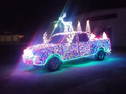 Из Toyota Tundra сделали новогоднюю "елку": видео