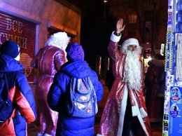 В центре Мариуполя разгуливала банда Дедов Морозов (ФОТО)
