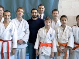 Олимпийский чемпион посетил детский крымский турнир по дзюдо