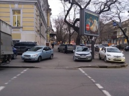 Реклама в центре Одессы перекрывает обзор пешеходам (фото)