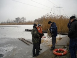 В Днепропетровской области проверяли прочность льда по цвету (ФОТО)