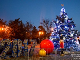 В Евпатории к Новому году украсили главную городскую площадь (ФОТО)