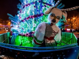 Новогодний психодел: елку в Черноморске "украшают" пугающие куклы