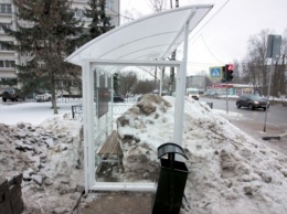 Транспортники Твери "вмонтировали" автобусную остановку в сугроб