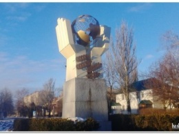 Вместо памятника Ленину на Николаевщине установили символ Единства и Мира (ФОТО)