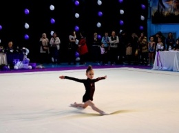 «Новогодние звездочки» зажглись в Черноморске на турнире по художественной гимнастике (фото)