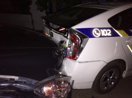 Неадекватный мужчина разбил два автомобиля полиции