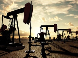 СМИ: цена на нефть опустилась ниже 55 долларов впервые за четыре месяца