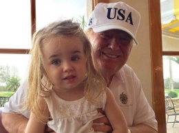 Белокурый ангел: Трамп показал свою маленькую внучку