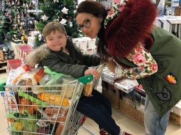 Эвелина Бледанс отправилась с сыном за новогодними покупками
