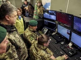 Порошенко передал пограничникам Донецкого отряда катер и другое оборудование