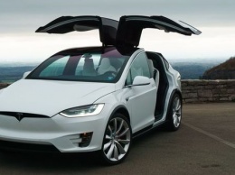 Владелец Tesla подал в суд на компанию из-за самопроизвольного ускорения его Model X, приведшего к аварии