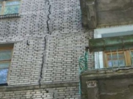 В Бердянске на девятиэтажном здании продолжается шириться трещина