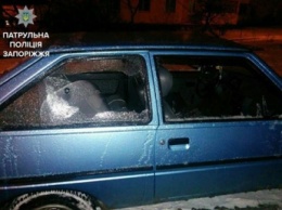 Женщина отомстила за оскорбление, разбив стекла в машине обидчика (фото)