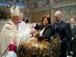 Папа Франциск крестит детей: трансляция из Сикстинской капеллы