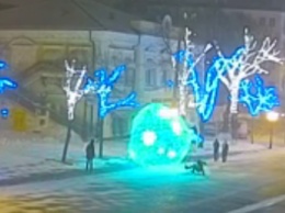 Появилось видео, как хулиганы ломают новогодний шар на Дерибасовской (ФОТО)