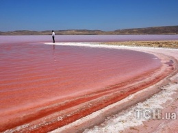 В Турции озеро окрасилось в кроваво-красный цвет