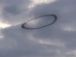 В небе над Великобританией увидели загадочное черное кольцо (ВИДЕО)