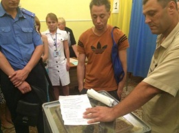 Активисты сообщили о попытках фотографирования бюллетеней в Чернигове