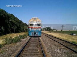 ДТП в Винницкой области: водитель на ВАЗе не проскочил перед поездом и попал в реанимацию. ФОТО