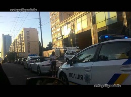 В Киеве полицейские не побоялись остановить блондинку на Porsche 911 Cabriolet. ФОТО