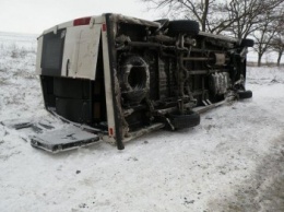 В Запорожской области перевернулся микроавтобус с пассажирами, есть пострадавшие