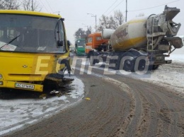 Скользкая дорога: в Киеве бетономешалка врезалась в маршрутку