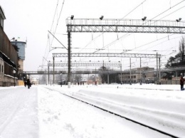Железнодорожники тоннами вывозят снег с путей. Пассажирские поезда отправляются и прибывают по графику (ФОТО)