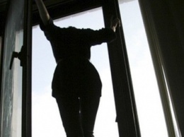 В Запорожье молодая мать пыталась выпрыгнуть из окна 8-го этажа, - ВИДЕО