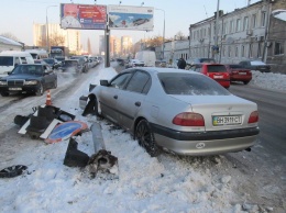 Одесские водители за день сбили четыре светофора