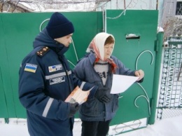 Знаменка: спасатели продолжают напоминать правила безопасности в зимний период