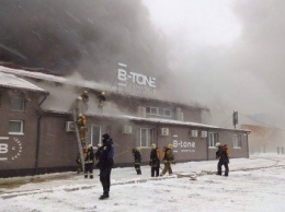 Над горящим в Сумах «Бетоном» нависла дымовая завеса (ФОТО)